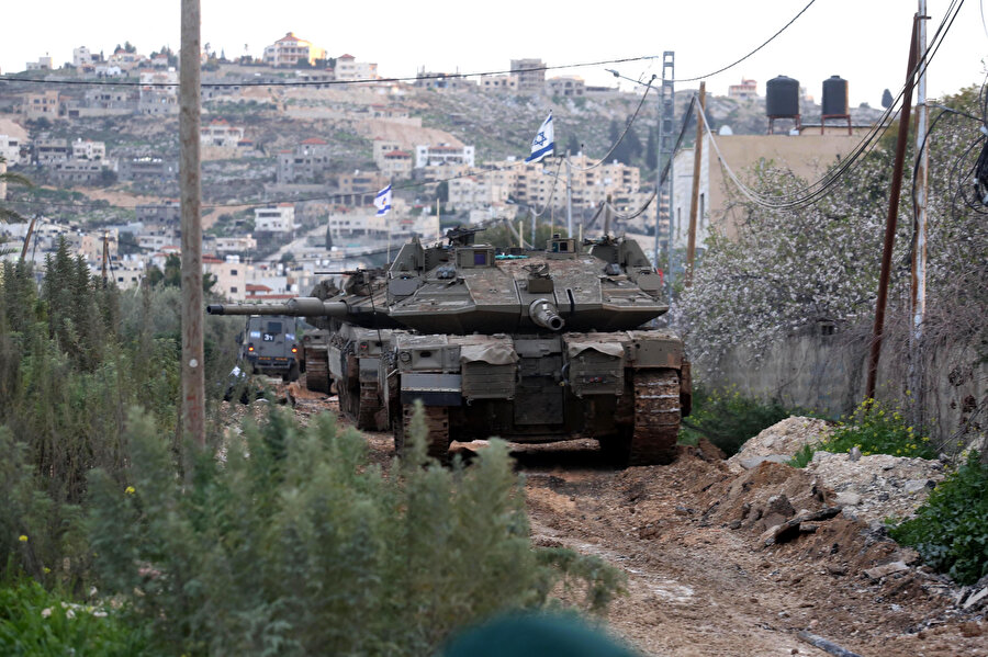 Gazze'de ateşkes ve esir takası anlaşmasının yürürlüğe girmesinin ardından 21 Ocak'ta Cenin kentine başlattığı saldırıyı genişleten ve şiddetlendiren İsrail ordusu, 2002'den bu yana ilk kez tanklarla kente girdi.