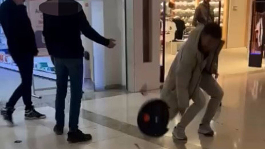 Robot süpürge 2 yıl içinde 10 kez arızalandı: Satın aldığı mağazaya gidip cihazı parçaladı