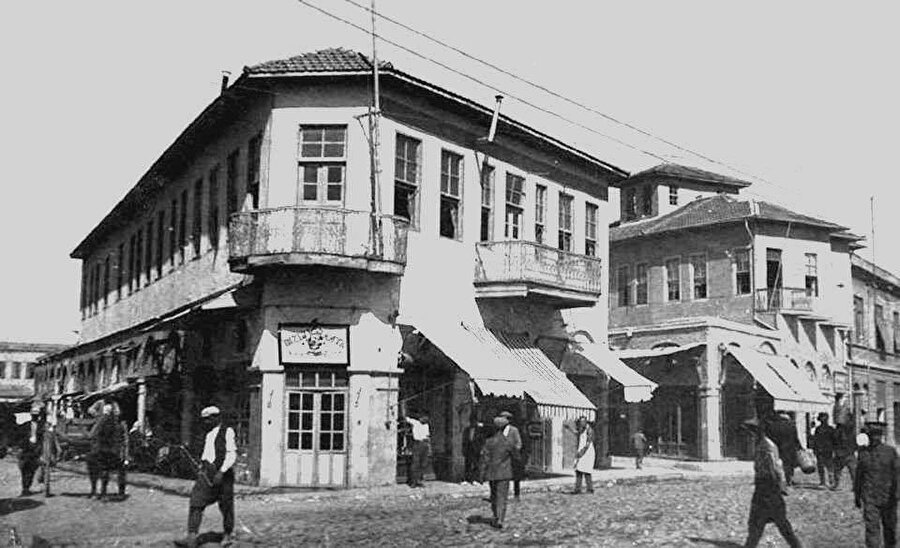 Taşınma ve muhacirlik nerdeyse Orhan Kemal’in genlerinde vardır. Abdülkadir Kemali’nin annesi Emine Hanım’ın (?-1957 Adana) babası Bulgaristan göçmeni olup Burhaniye’ye yerleşmiştir.