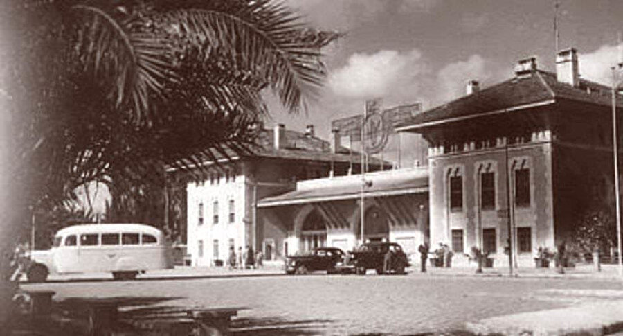 1932 Haziran’ında babasının izniyle tek başına Adana’ya dönmüş babaannesinin yanına yerleşmiştir. 