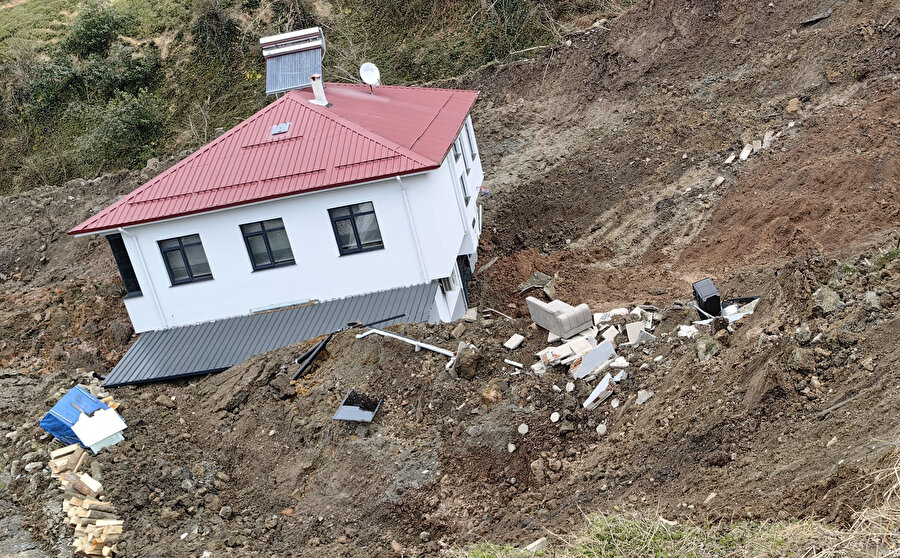 Artvin'de binayı heyelan vurdu: 2 katlı ev sürüklendi
