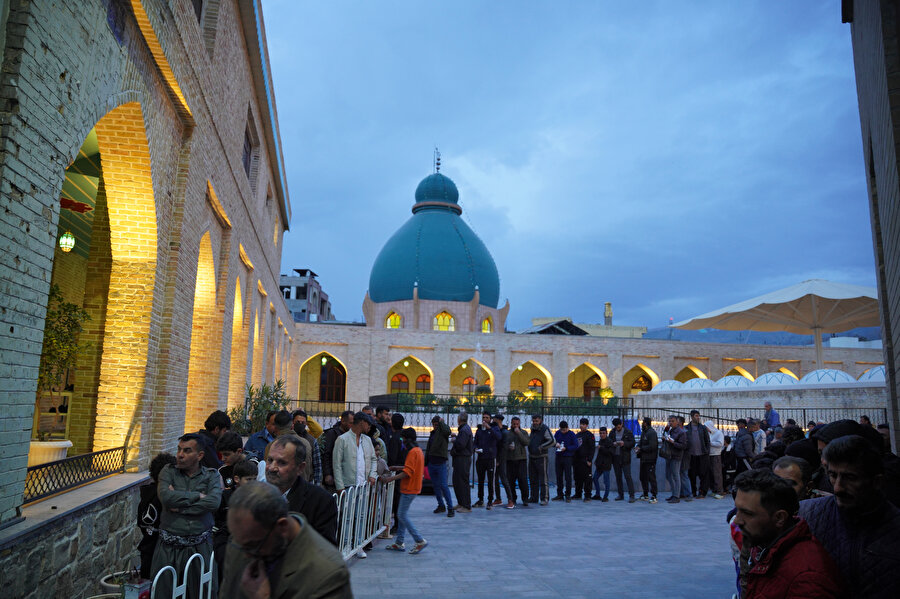 Irak'taki Süleymaniye Ulu Camii'nde 2 asırdır ihtiyaç sahiplerine iftar veriliyor