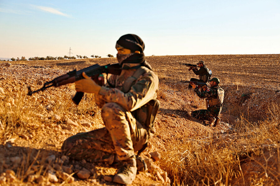 Özgürlük Şafağı Operasyonu kapsamında 9 Aralık 2024’te Münbiç’i teröristlerden kurtaran SMO güçleri, ilçenin güneydoğusunda yer alan Tişrin Barajı çevresinde PKK/YPG’li teröristlerle çatışmaya devam ediyor. (Hüseyin Nasır - Anadolu Ajansı )