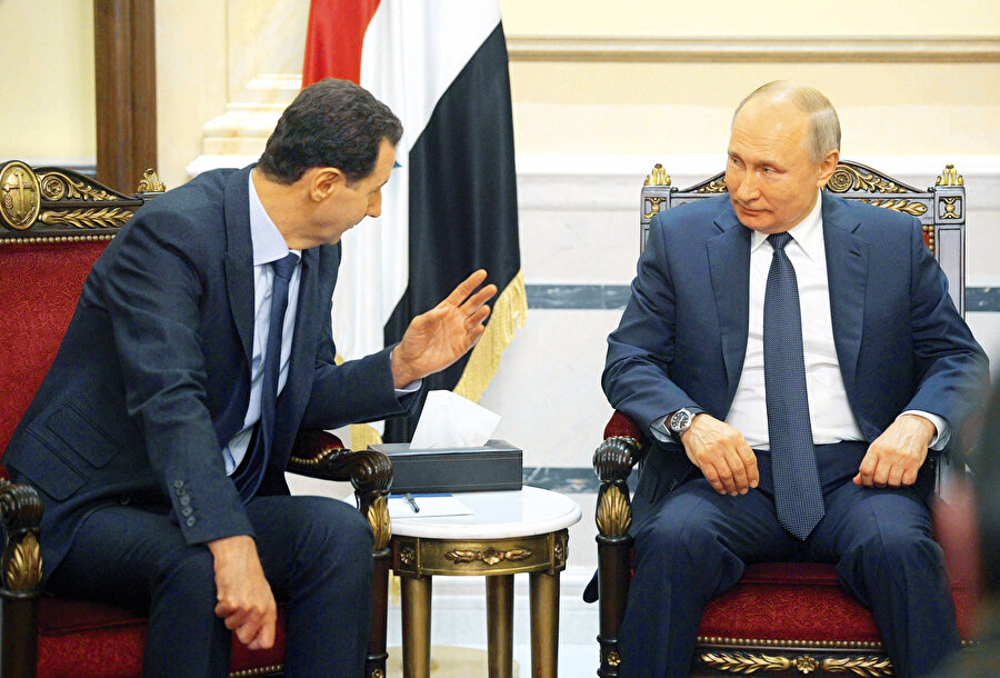 Suriye’nin Rusya ve İran ile ilişkileri ayrı bir yazıyı hakedecek genişlikte. Şu kadarını söylemekle yetinelim: Suriye-Rusya ilişkilerinin temelleri Soğuk Savaş döneminde atıldı. Suriye Baas-öncesi dönemde bile Sovyetler Birliği’nden askeri ve ekonomik yardım almaya başlamıştı. Baas iktidarı döneminde ilişkiler askeri, ekonomik, hatta kültürel olarak daha güçlendi. Güçlenen ilişkilerin en net göstergesi 1971’de Sovyetlerin Tartus’ta deniz üssü açması oldu.