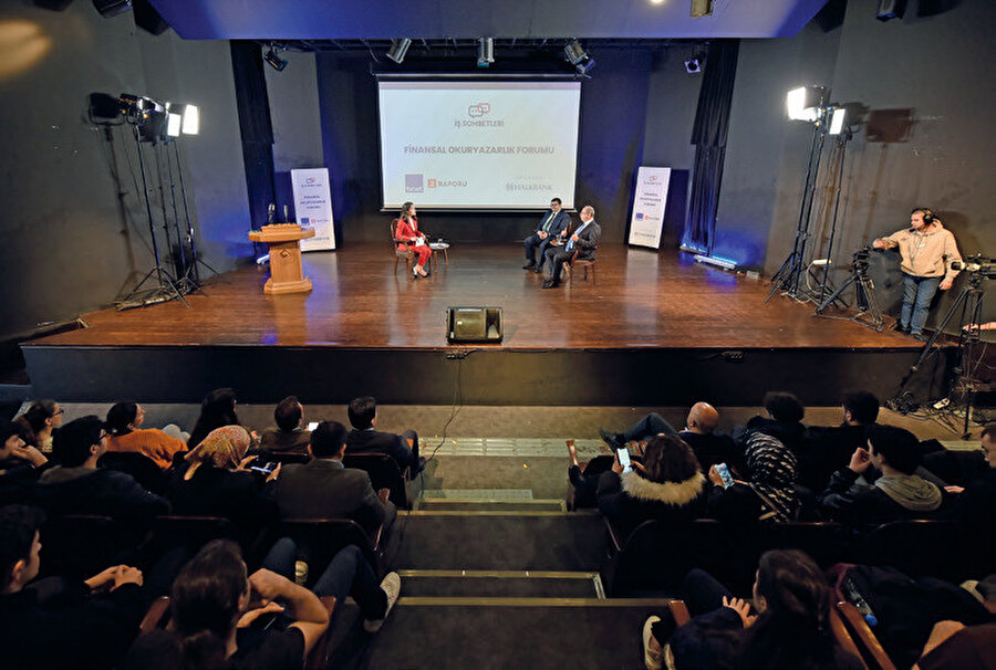 Kaya, toplam tasarrufların içinde döviz de dâhil olmak üzere yüzde 80’lik bir oranın mevduatta değerlendirildiğini ifade etti.