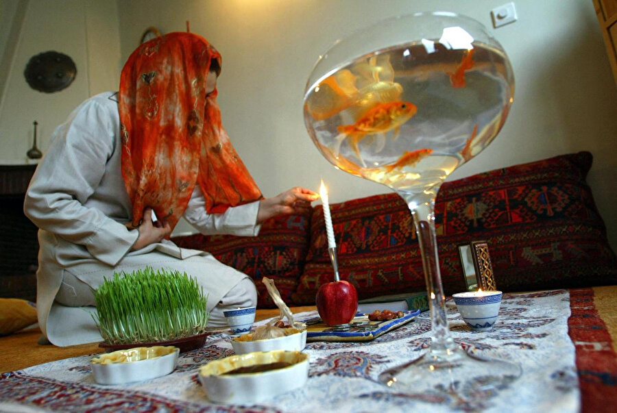 Nevruz'un en önemli simgesi Heft Sin adı verilen özel sofra düzeni ve Japon balığı, bu sembolik sofranın ayrılmaz bir parçası