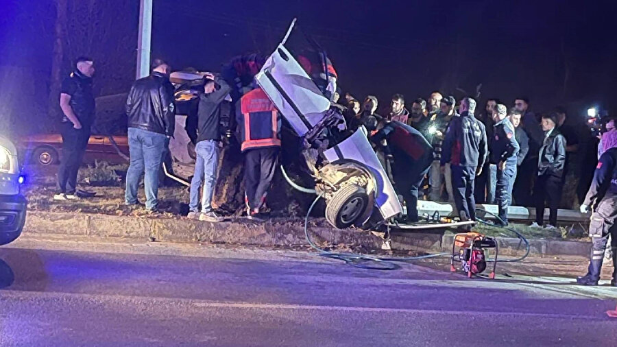 Tokat’ta direğe çarpan Tofaş kağıt gibi ezildi
