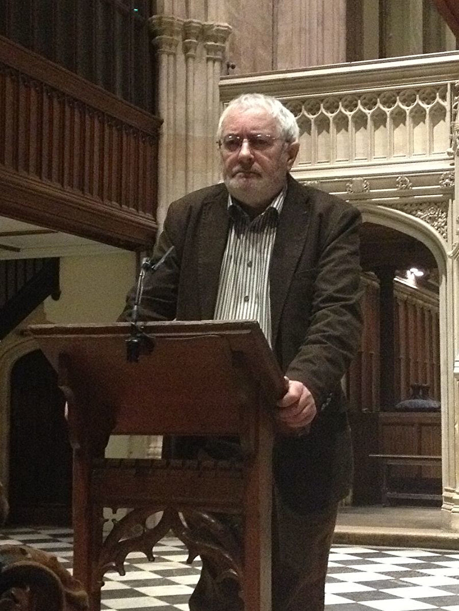 Edebiyat Kuramı isimli kitabı dünya çapında yedi yüz elli binden fazla sattı. Marksist edebiyat kuramını benimsedi.