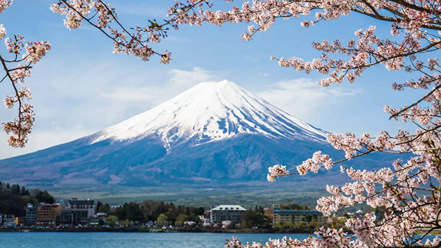 Japonya aşırı turizme karşı yeni önlem aldı: Fuji Dağı'na tırmanış ücretini ikiye katladı