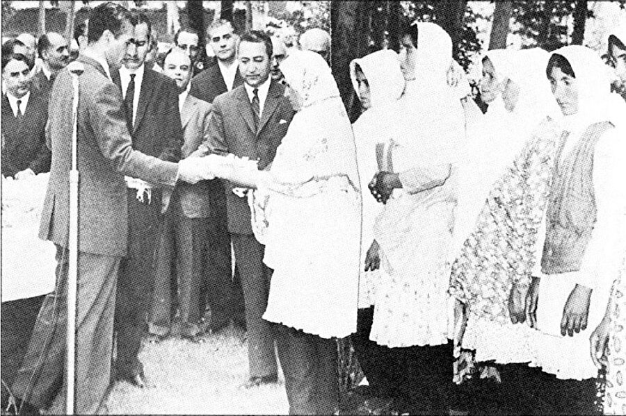 Şah'ın 1963'te açıkladığı ve ABD’nin desteklediği “Beyaz Devrim”, İranlı din adamı sınıfının etkisini yok etmeyi amaçlıyordu. Plan, kapsamlı bir toprak reformunun yanında, kadınların sosyal hayata daha fazla katılımını, özelleştirilmenin yaygınlaştırılmasını ve yabancı yatırımların teşvik edilmesini öngörüyordu.