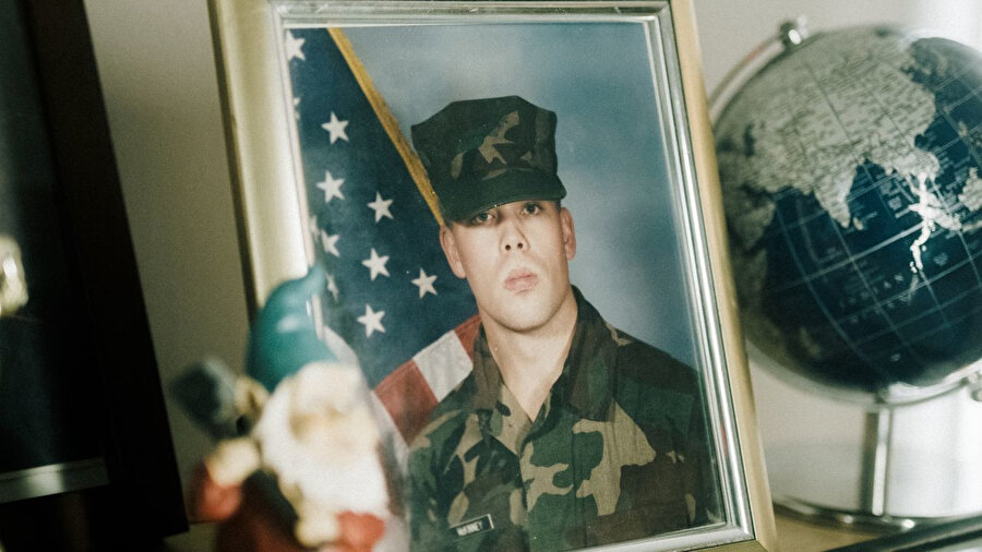 Richard McKinney, ABD Deniz Piyade Kolordusu'nda görevli iken.