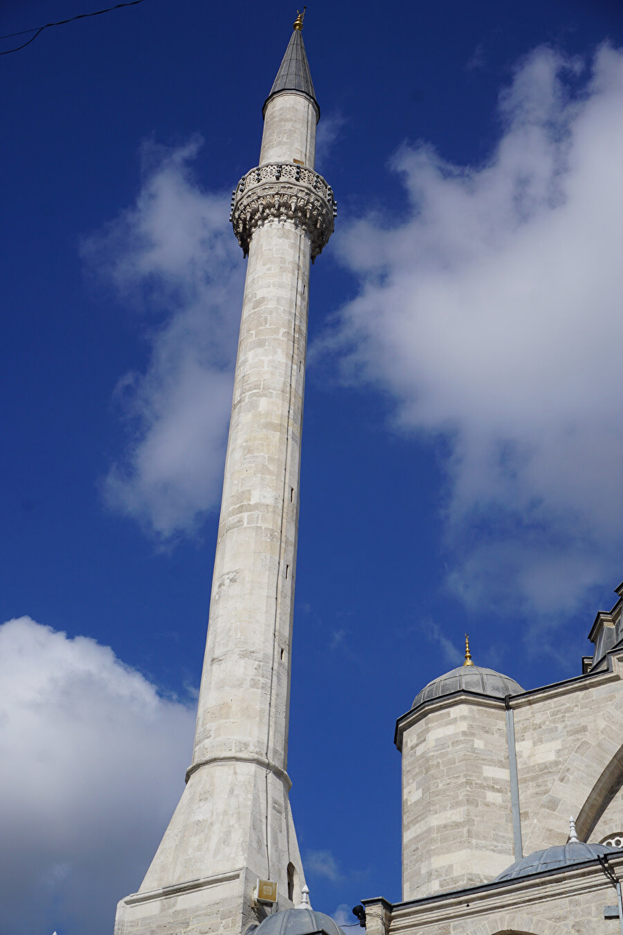 Caminin zarif minaresi.