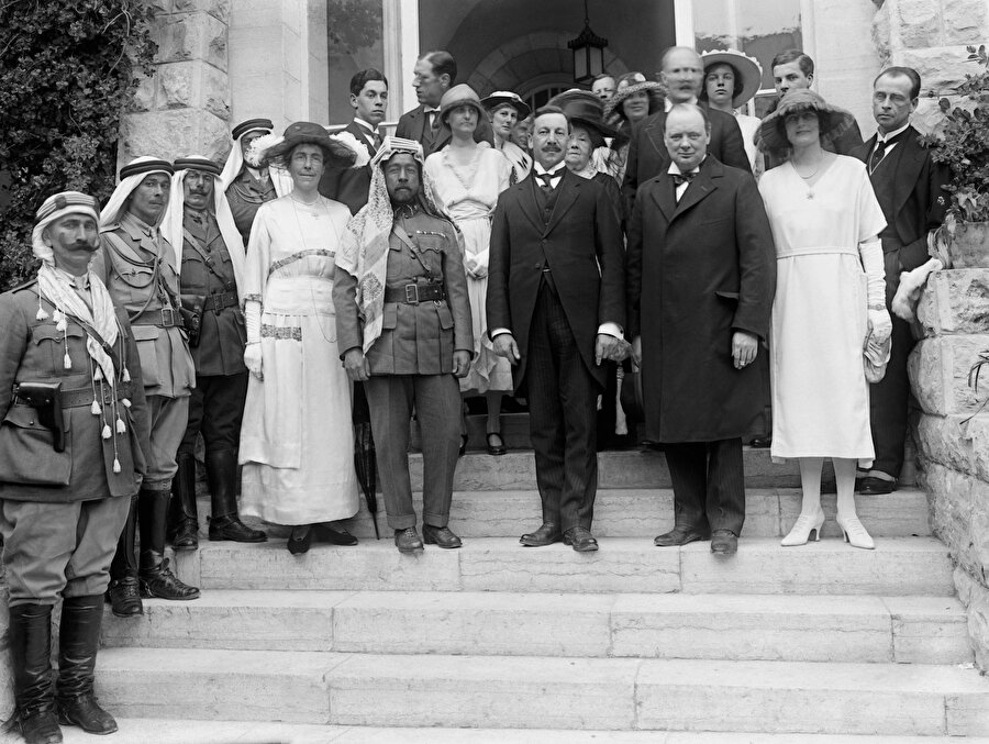 İnginiz siyasetinde etkili bir rol oynayan Winston Churchill (Ortada, sağda), Britanya'daki önde gelen Yahudilerin ateşli bir dostu ve Siyonizm'in destekçisiydi. 