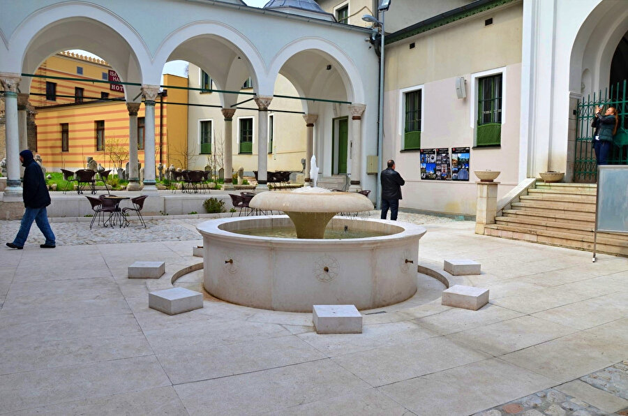 Hünkâr Camii, Saraybosna’nın kurucusu İshakoğlu İsa Bey’in emriyle, 1457 yılında Milyatska Nehri’nin üst tarafında inşa edilir.