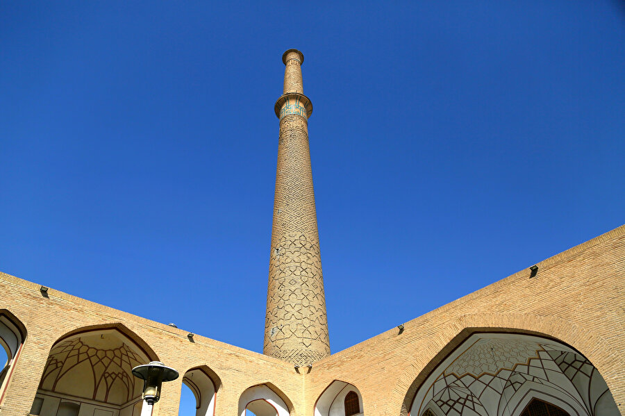 Ali Minaresi, işçiliği ve ihtişamıyla Selçuklu mimarisini bugünlere taşıyor.