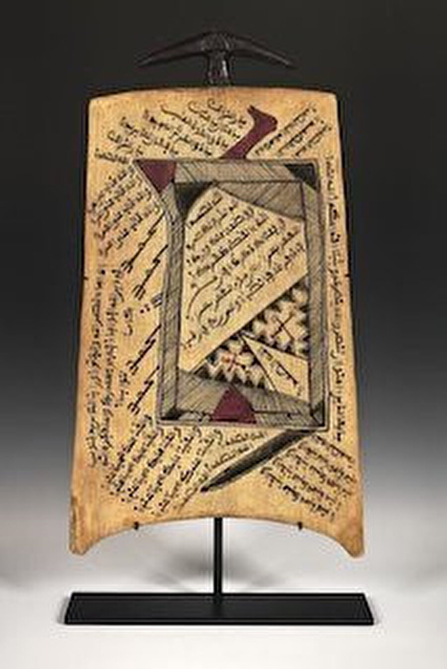 Moritanya'dan üzerine İnşirah Suresi işlenmiş bir tahta levha.