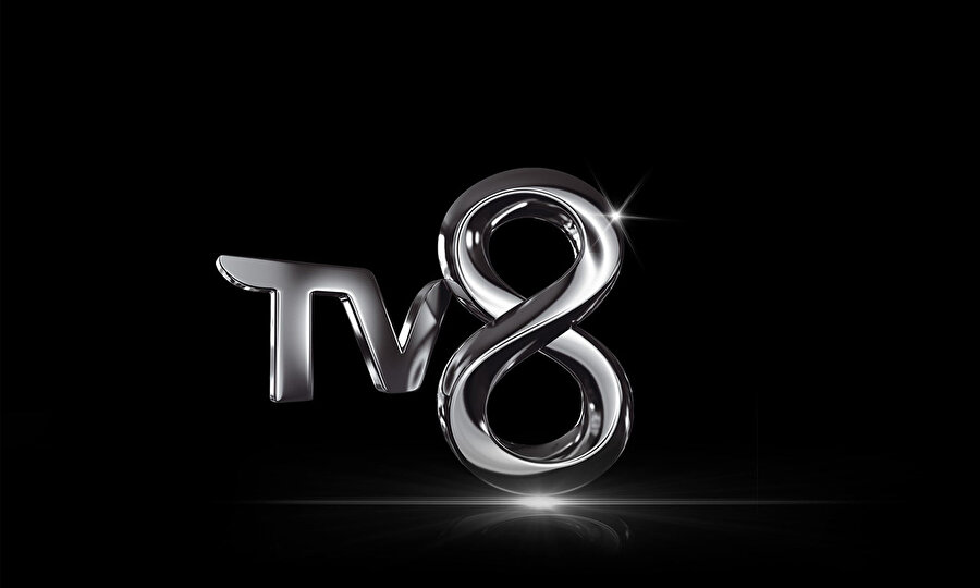TV8, Türkiye-Macaristan milli maç yayını sırasında reklam panolarında yer alan reklamlardan dolayı maç gecikmeli olarak tek kamera ile yayınlandığını açıkladı