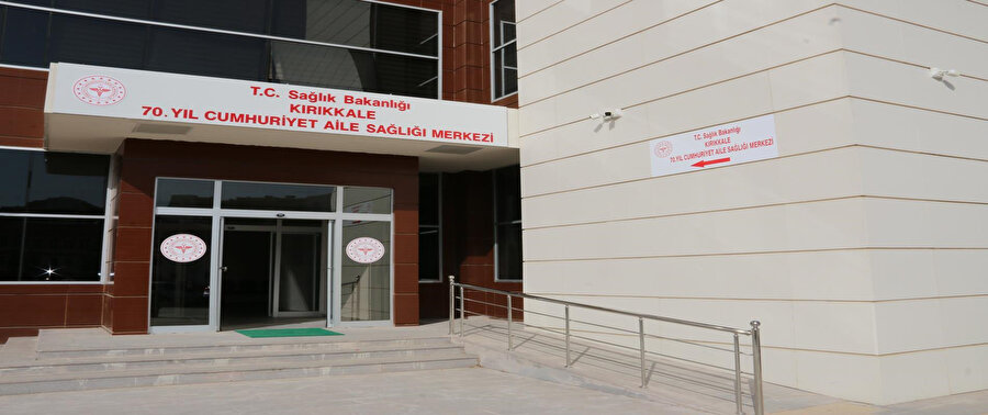 Kırıkkale'de annesi ile mesajlaştığını öne sürdüğü elli sekiz yaşındaki doktor Yakup Ç.'yi darbeden E.K.(28) ve arkadaşı O.İ. (29), polis ekipleri tarafından gözaltına alındı. Gözünden yaralanan doktor tedaviye alındı.