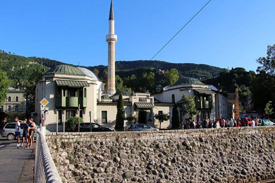Osmanlı'nın Bosna'yı fethi sonrasında Saraybosna'da yapılan ilk cami olarak bilinen, şehirdeki onlarca Osmanlı eserinden ve aslı 1457'de Saraybosna'nın kurucusu İshakoğlu İsa Bey tarafından inşa ettirilen Hünkar Camii, Ramazanda Türk hafızların Kur'ân sesleriyle doluyor.