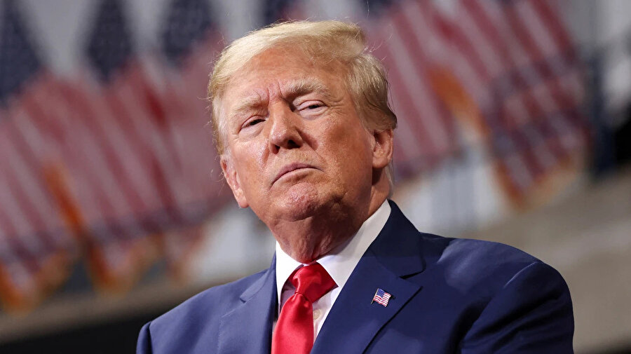 Trump, Hyundai'nin ABD'ye 21 milyar dolar yatırım yapacağını duyurdu ABD Başkanı Donald Trump,"Hyundai çeliği Amerika'da üretecek ve arabalarını Amerika'da yapacak. Sonuç olarak herhangi bir gümrük vergisi ödemek zorunda kalmayacak." dedi.