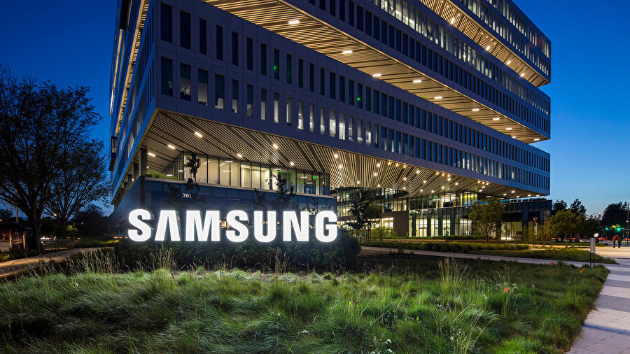 Samsung Electronics’in akıllı telefon ve tüketici elektroniği birimi başkanı Jong-hee Han, kalp krizi sonucu yaşamını yitirdi. WSJ Han’ın ölümüyle şirketteki krizin daha da derinleştiğini yazdı