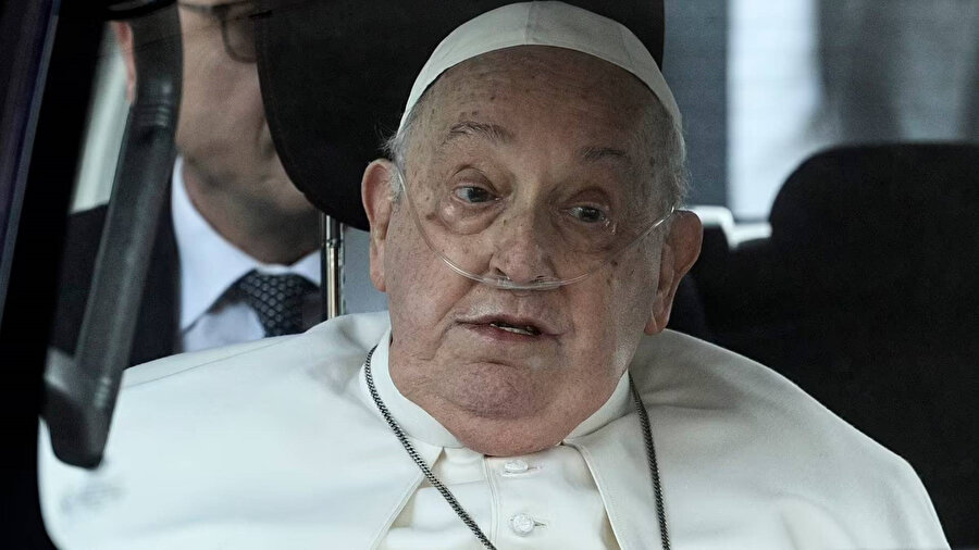 ​Papa Francis iki kez ölümden döndü: Yemek yerken boğuldu
