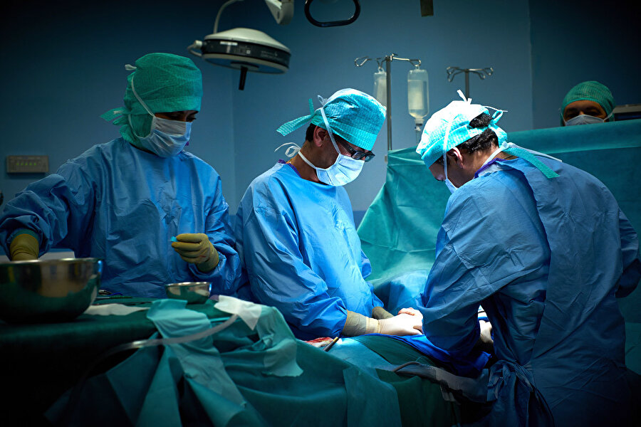 ABD'de organ nakli yapılan bir kişi kuduz hastalığı nedeniyle hayatını kaybetti. Yapılan incelemelerde şahsın, hastalığı nakledilen organdan kaptığı belirtilirken, hastayla temas eden sağlık çalışanları da dahil olmak üzere tüm kişilerin kuduz riski açısından değerlendirildiğini ve gerekli görülmesi halinde koruyucu tedavilerin uygulandığı da aktarıldı.