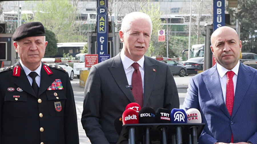 ​

Esenler Otogar Çıkış Uygulama Noktası'nda trafik denetimine katılarak bayram tatili için memleketlerine giden vatandaşları uğurlayan İstanbul Valisi Davut Gül, İstanbul'da alınan bayram tedbirlerini açıkladı.