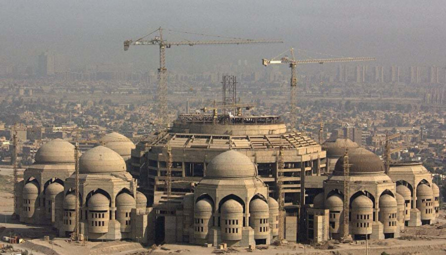 Bu dönemde Irak devleti, aralarında Irak'ın en büyük camilerinden olması planlanan ancak yapımı tamamlanamayan Rahman Camii gibi camilerin inşası ve var olan camilerin bakımına ayırdığı kaynakları da artırdı.