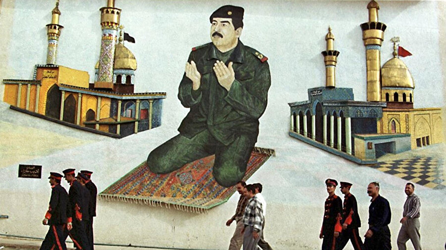 Saddam Hüseyin, liderliğini meşrulaştırmak amacıyla, kendisi sık sık dindar bir figür olarak lanse ettirmişti.