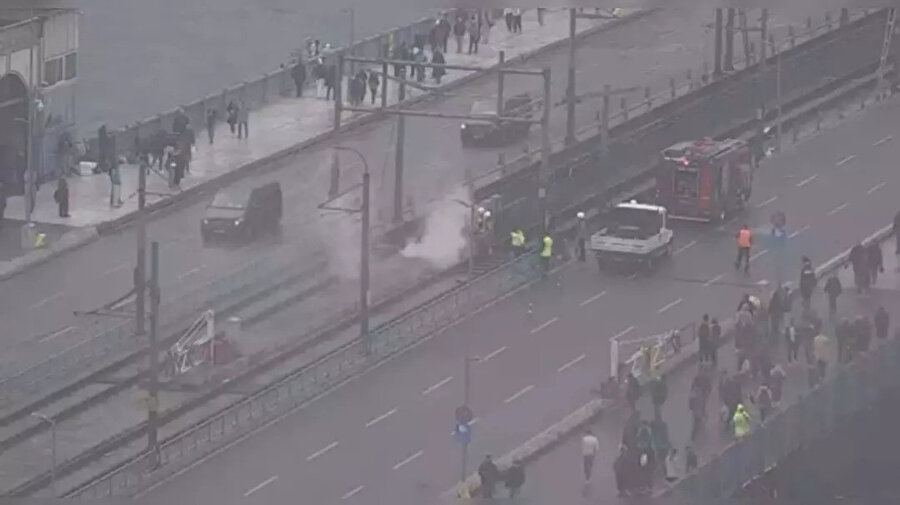 Köprüde yangın çıktı: Seferler durdu