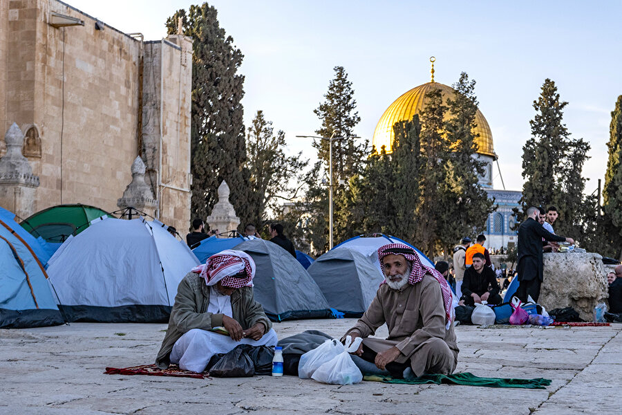 İslâm'ın en kutsal üçüncü mekânı Mescid-i Aksâ'da Ramazanın son 10 gününü ibadetle geçiren Filistinliler, Aksâ'yı yalnız bırakmayacaklarını vurgulayarak Gazze'nin kurtuluşu için dua etti.