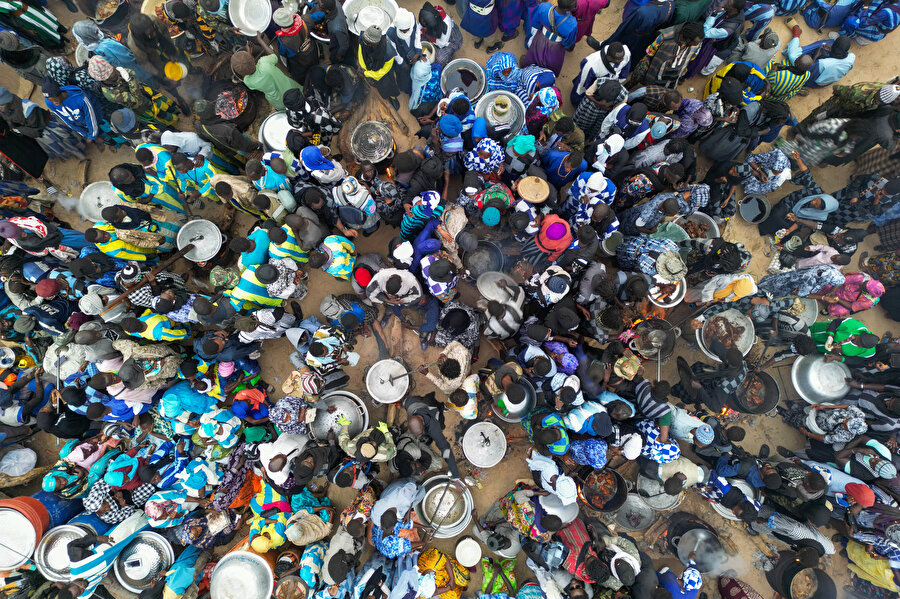 Senegalli Mürîdîler Ramazan'ın son cuması için topluca yemek pişirdi