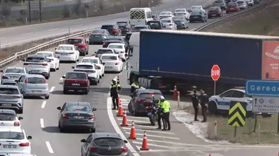 Yola çıkacaklar dikkat: Bolu geçişinde otoyolda yoğun bayram trafiği
