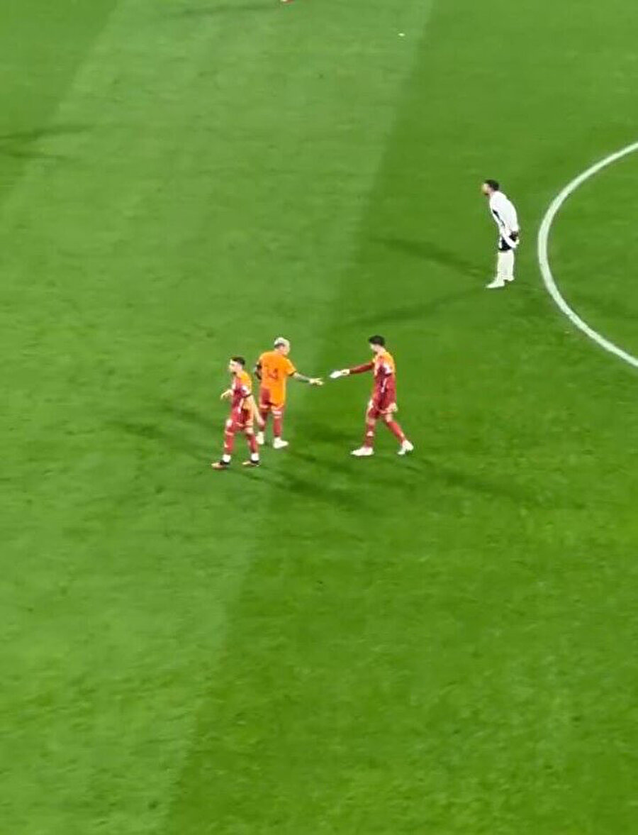 Derbide sahaya gönderilen not kağıdı merak konusu oldu