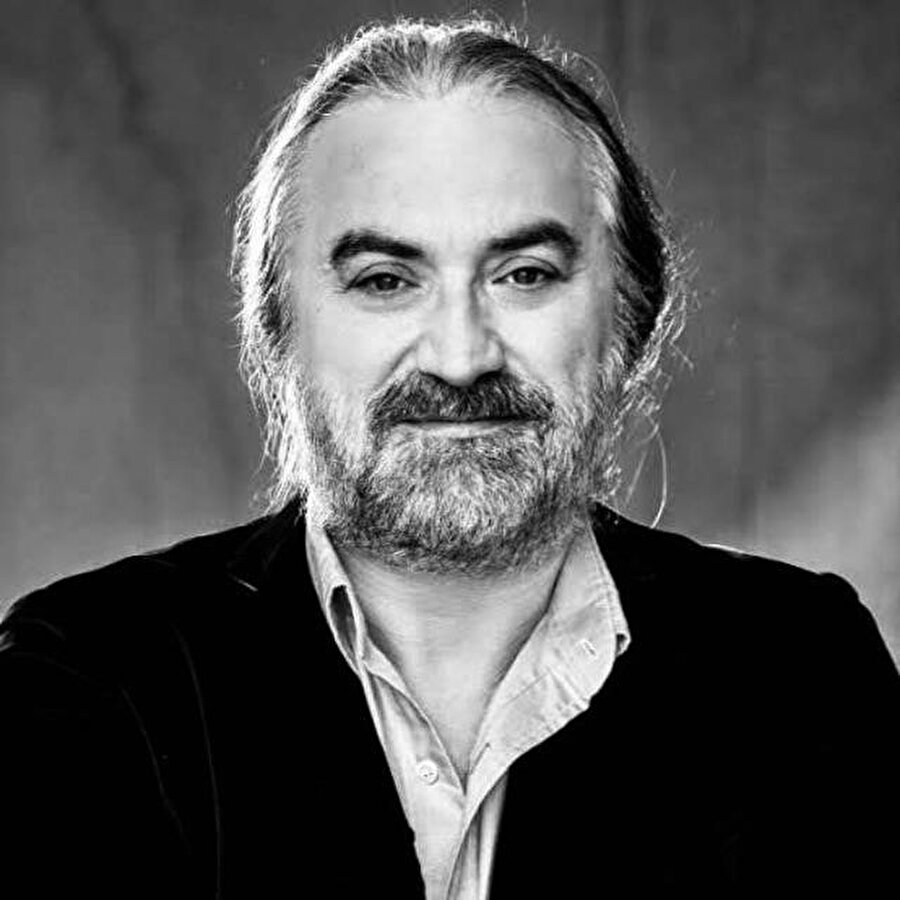 ​ Geçtiğimiz saatlerde Kıbrıs'taki sahnesinde fenalaşan Volkan Konak'tan acı haber geldi. Hastaneye kaldırılan ismin vefat ettiğini KKTC Sağlık Bakanlığı duyurdu. 