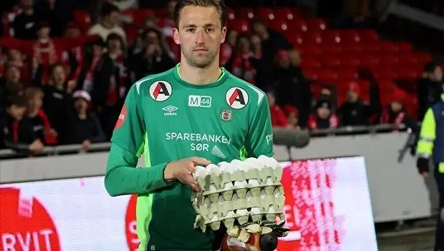 Norveçli yıldız golcü Erling Haaland'ın kariyerine başladığı Bryne Futbol Kulübü, Bodo/Glimt'e 1-0 yenildikleri maçın oyuncusuna 4 koli yumurta hediye etti.