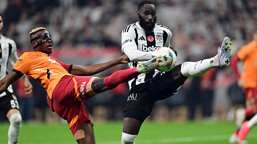 Galatasaray'ın Napoli'den kiralık olarak kadrosuna kattığı Victor Osimhen, yaz transfer dönemi için paylaşılamıyor. Galatasaray'ın Napoli'den kiraladığı Nijeryalı yıldız golcü Victor Osimhen, İtalya ve İspanya'da transfer konusunda manşetleri süsledi.
