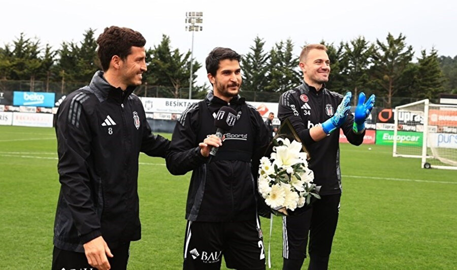 ​

Beşiktaş'ta uzun süreli sakatlığı sebebiyle takımdan ayrı kalan Necip Uysal, geri döndü. Sakatlığını atlatan kaptan, çiçekle karşılandı.