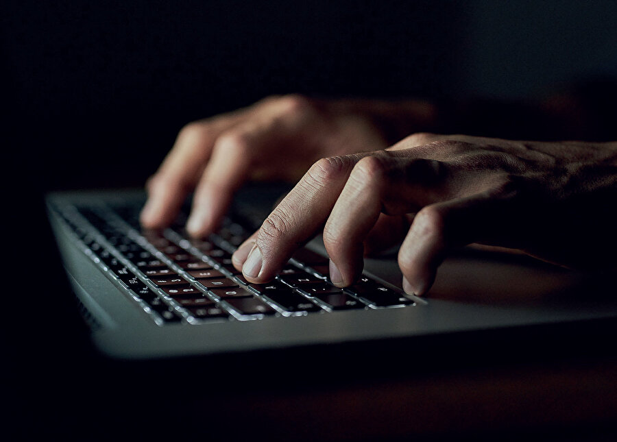 Bireyler arası iletişimde de, dijital platformlardaki etkileşimlerde de aynı psikolojik dinamiklerin farkında olmalıyız. Yoksa sürekli iletişim kopuklukları, anlaşmazlıklar ve kavgalar yaşarız.