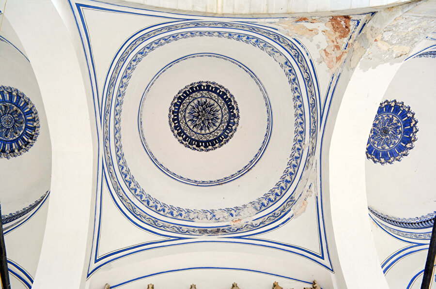 Caminin iç mekânı zengin süslemelere sahiptir.