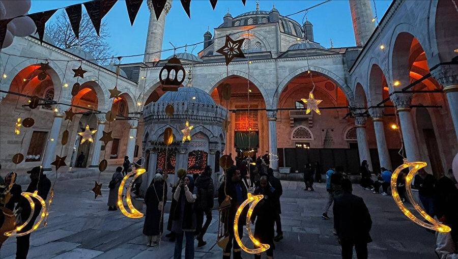 Ramazan ayını tüm ihtişamıyla İstanbul’da yaşayacak olmak beni heyecanlandırıyordu. Üsküdar’da ikamet ediyor olmak bu heyecanı ikiye katlıyordu. Selatin camilerin mahyaları, her camide okunan mukabeleler, Sultanahmet ve Üsküdar sahilde iftar yapacak olmak...