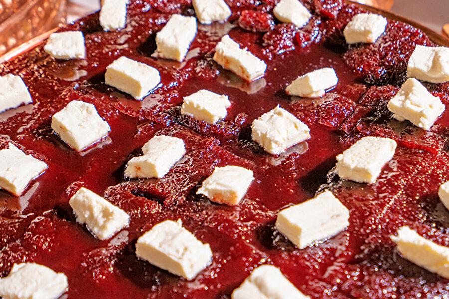 Çocukluğumdan ilk gençlik yıllarıma kadar iftariyeliklerin cömertçe sergilendiği sofralar kurmuş ve bu sofralara misafir olmuşumdur. Yavaşça hayatımızdan silinip giden geleneklerden biri de bu sofralar oldu şimdilerde.