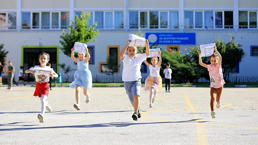 Milyonlarca öğrenci 7 Nisan'da ders başı yapmak için hazırlanırken akıllara 'Okullar ne zaman kapanıyor?' sorusu takıldı. MEB ise yayımladığı kılavuz ile merak edilenleri giderdi. İşte 2025 MEB tatil takvimi...