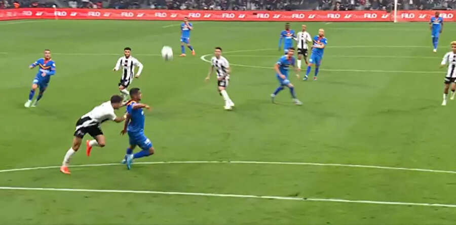 Ziraat Türkiye Kupası çeyrek final mücadelesinde Göztepe'yi konuk eden Beşiktaş, 10 kişi kalırken bir pozisyonda da penaltı bekledi.