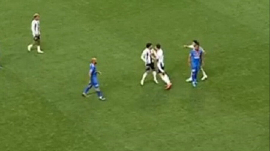 
Ziraat Türkiye Kupası çeyrek final karşılaşmasında Beşiktaş sahasında Göztepe ile kozlarını paylaştı. Siyah-beyazlıların iki futbolcusu bir pozisyon sonrası tartışma yaşadı.