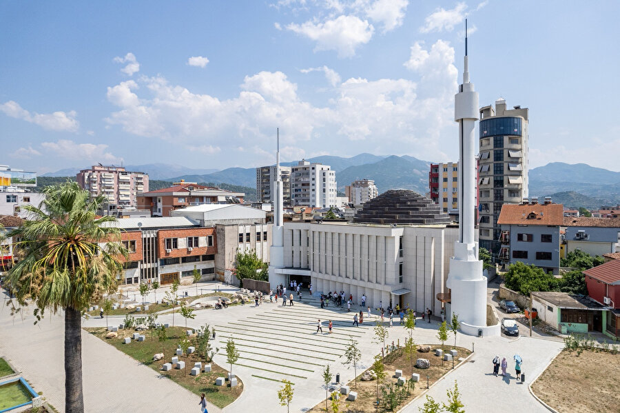 Elbasan'daki Ballie Camii, ArchDaily tarafından düzenlenen uluslararası "2025 Yılının Binası" yarışmasında "Dünyanın En Güzel Dinî Mimarisi" kategorisinde birincilik ödülünü aldı.