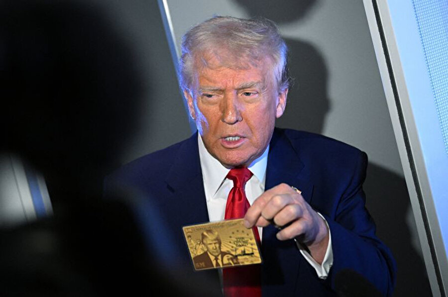 ​ABD Başkanı Trump, bir yolculuğu esnasında 5 milyon dolar karşılığında ABD vatandaşlığı sunan 'Gold Card'ı tanıttı