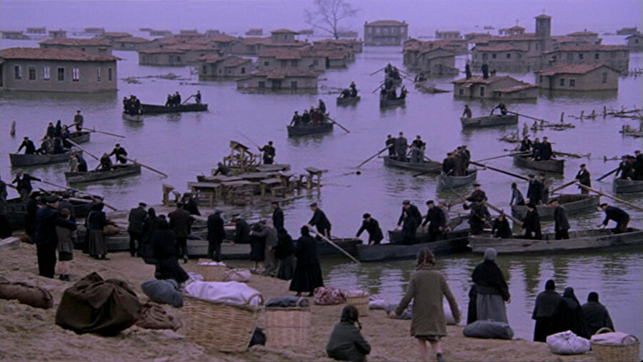 Aslen Kazancakis'in tepkisini çeken şey dini nasslardan ziyade dinin hâkim kesimlerin ellerinde meşrulaştırıcı bir vasıta vazifesi görmesidir...