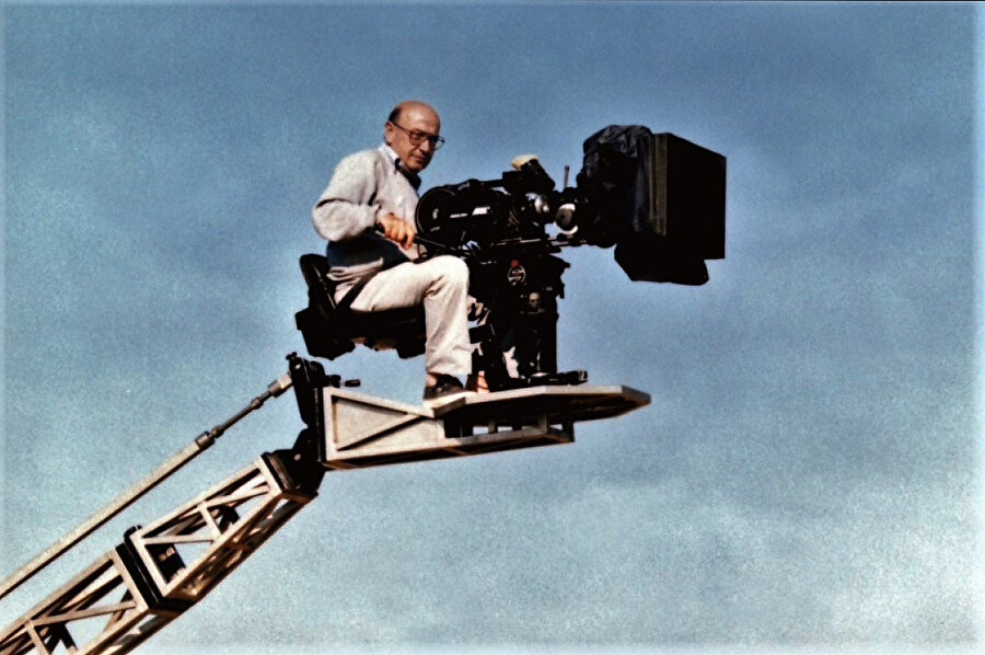 Theo Angelopoulos sinemasının ağırlık noktasının daima Yunanistan olduğunu görürüz.